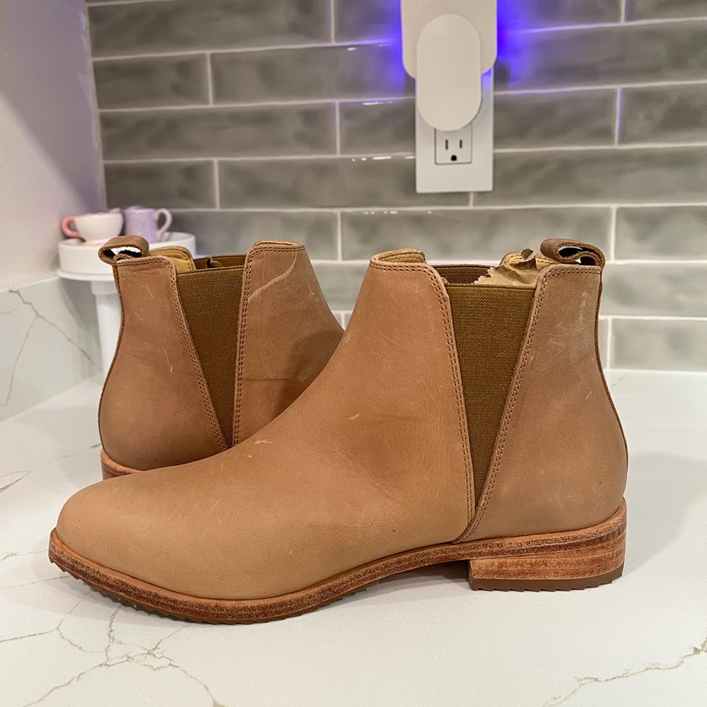 Nisolo Eva Everyday Chelsea Boot. Women’s size 8. Color Beige - Picture 4 of 9